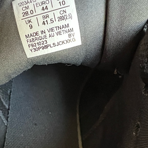 Men’s black ASICS shoe - Picture 3 of 4